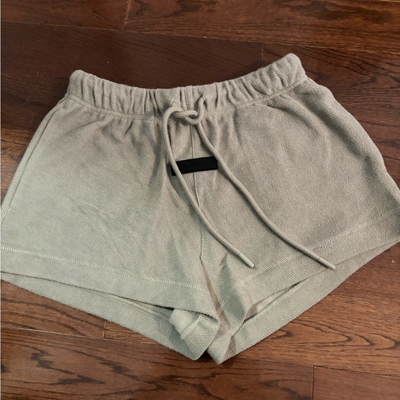 FEAR OF GOD ESSENTIALS Grey Patch Shorts - Picture 2 of 3